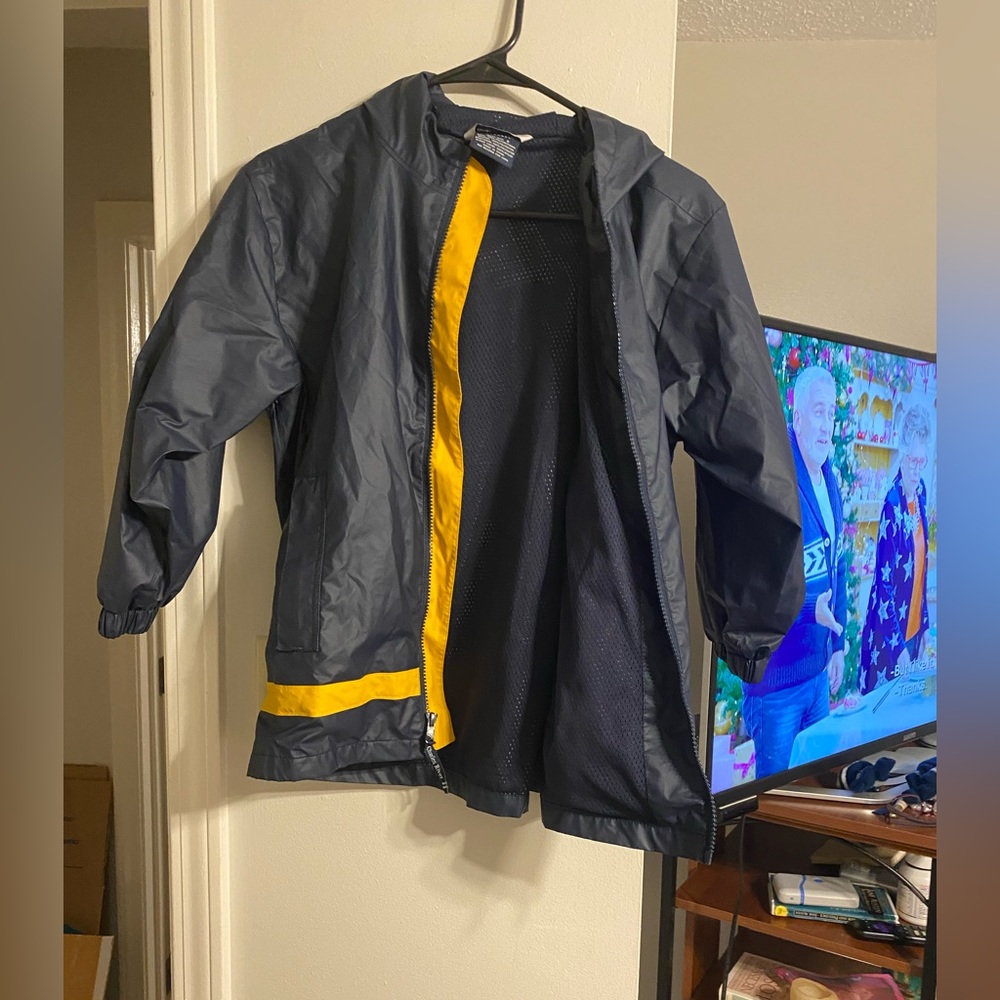Boys rain coat  med size 12.  Like new. Blue w yellow trim